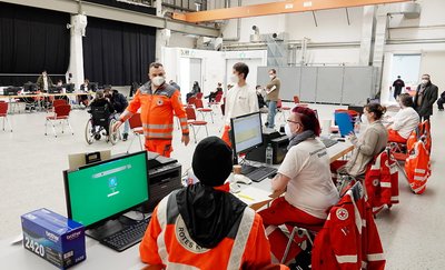 Unter dem Motto "Boostern statt Böllern" findet zu Silvester in der Messe Chemnitz eine Sonderimpfaktion statt. Von 9.00 Uhr bis 17.00 Uhr kann man sich gegen das Coronavirus impfen lassen. 