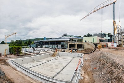 Erweiterungsarbeiten am Kurbad Actinon in Bad Schlema: Links vorn entsteht das neue Außenschwimmbecken, dahinter die Solewelt, rechts das neue Ruhehaus. 