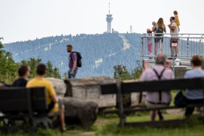 Blick vom Fichtelberg auf den Keilberg. Die Gipfel sind Mittelpunkt des Eurorando.