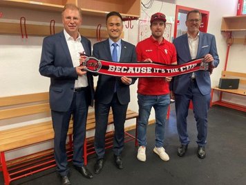 Oberbürgermeister André Raphael (l.) und Jörg Kohlmeyer (r.) vom Lions-Club Crimmitschau-Werdau führten den Diplomaten Kenichiro Toko (2. v. l.) durch die Pleißestadt. Im Crimmitschauer Kunsteisstadion traf der US-Generalkonsul auf den Eispiraten-Routinier André Schietzold. 