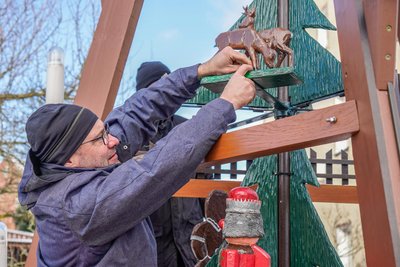 Die Ortspyramide von Wernsdorf soll sich ab Samstagnachmittag wieder drehen. David Reichelt, Vorsitzender des Dorfvereins, hilft bei der Figurenmontage.