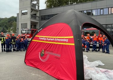 In nur wenigen Minuten steht das aufblasbare Iglu und kann mit Planen seitlich verschlossen und im Boden verankert werden. 