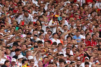 110 Jahre Fußball: Dieser Verein im Erzgebirge überträgt alle EM-Spiele des Wochenendes live - Gejubelt wird bei der EM nicht nur in den Stadien, sondern auch beim Public Viewing. Alle Spiele des Wochenendes sind auch im Zuge des Festwochenendes „110 Jahre Fußball“ in Zwönitz zu erleben.