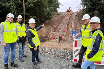 110-Kilovolt-Trasse: Schwerer Fels macht es in Rotschau teuer - Mitnetz-Projektleiter Andreas Franke (3. v. l.) und weitere Vertreter des Verteilnetzbetreibers bei der Besichtigung der Erdverkabelung der 110-Kilovolt-Leitung in Rotschau.