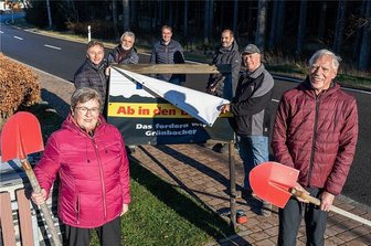 110-kV-Leitung in Grünbach: Mitnetz gibt Pläne endgültig auf - Nachdem der Rechtsstreit gewonnen war, hatte die BI in Grünbach die Protestplakate entfernt und die Spaten wieder weggeräumt. Jetzt hat Mitnetz den Ausbau komplett gestoppt.