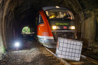 110 Rettungskräfte üben für Notfall im Erzgebirge: Zug kollidiert im Tunnel – Das sind die Bilder - Das Szenario der Einsatzübung im Tunnel: Ein Zug ist mit einem Gefahrgutbehälter kollidiert.