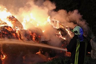 110 Strohballen in Flammen: Schon wieder Brandstiftung in Mühlbach? - 