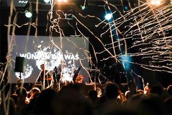 1100 Gäste feiern Partynacht mit Gestört aber Geil in Markneukirchen: Warum am Ende kein Wunsch offen blieb - Das Publikum bekam am Freitagabend in der Musikhalle nicht nur elektronische Musik zu hören.