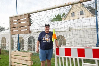 111 Jahre und kein bisschen fußballmüde: Jahnsbach begeht unrunden Geburtstag - SV-Vorsitzender Fabrice Schaarschmidt beim Torumbau für die 1. Jahnsbacher Elfmetermeisterschaft zum 111. Vereinsgeburtstag.