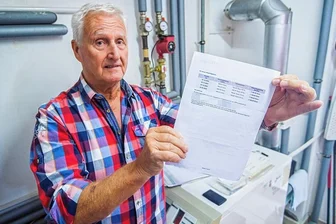 1146 Euro monatlich für Gas zahlen? Über diesen Erzgebirger spricht halb Deutschland - Hermann Rosenkranz zeigt im Heizungskeller seines Wohnhauses die horrende Abschlagsforderung. Ab Oktober sollte er monatlich mehr als 1100 Euro für Gas bezahlen.
