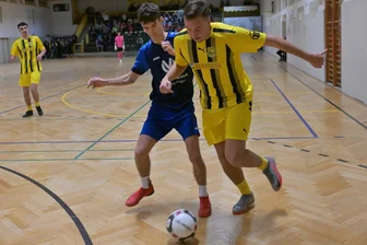115 Jahre Fußball in Schneeberg – und wie sich die Fanszene des Vereins gerade neu erfindet - Der Schneeberger Hannes Neuhäuser (r.) – hier im Laufduell mit Kenny Weiß von der Spielgemeinschaft Lauter/Sosa/Erla-Crandorf – durfte beim Nachwuchsturnier des FC Concordia am Ende groß jubeln.