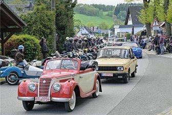 115 Oldtimer fahren durch Alberoda - Einer der Höhepunkte beim Dorffest war das Oldtimertreffen am Samstag. 