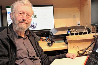 1150 Fotos erzählen Geschichten aus dem Erzgebirge - Organisator Jürgen Reuther sichtete für die Fotoausstellung viele Fotos.