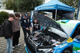 116 Aussteller werben in Reichenbach um Berufsnachwuchs - 2024 präsentierte die KSI Kältetechnik Rallye-Ass Julius Tannert mit seinem 300-PS-Skoda.