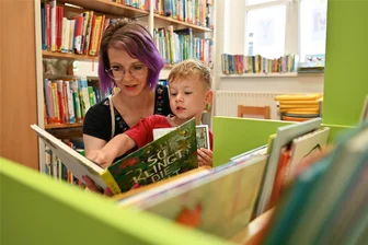 12.000 Medien in den Regalen - Peniger Stadtbibliothek hat wieder geöffnet - Zu den ersten Besuchern gehörten Claudia Ittner und Sohn Nick.