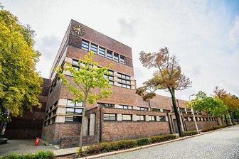 12-Jährige von Mädchengang verprügelt: Entsetzen über Gewalt an Zwickauer Pestalozzischule - Die Pestalozzi-Oberschule hat zwar eine schicke Fassade im Bauhofstil, doch dahinter brodelt es derzeit gewaltig. Seit November vergangenen Jahres wurden der Polizei zehn Straftaten angezeigt.