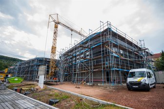 12-Millionen-Euro-Projekt am Erzgebirgsstadion: So laufen die Arbeiten am Volksbank-Neubau in Aue - Sind bereits in die Höhe gewachsen: Am Ortseingang von Aue lässt die Volksbank zwei zweigeschossige Gebäude errichten.