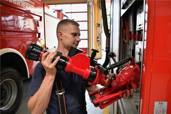 12-Stunden-Schichten im Katastropheneinsatz: Mittelsächsische Wehren in der Sächsischen Schweiz - Jörg Gläser von der Freiwilligen Feuerwehr Rochlitz verstaute am Freitag vor der Abfahrt zum Einsatzort in der Sächsischen Schweiz einen zusätzlichen Monitor im Fahrzeug.