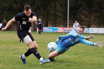 12 Tore und 4 Doppelpacker: Lichtenberger Fußballer ringen den SV Geringswalde beim wilden Torspektakel nieder - SVL-Kapitän Danny Kluge (l.), hier im Kreispokal gegen Göritzhain, schraubte mit dem jüngsten Doppelpack sein Torekonto auf 15 Saisontreffer hoch.