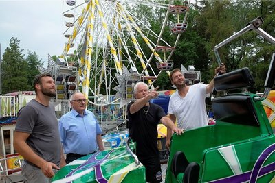 Beratung im Schaustellerviertel des Festgeländes. Von links: Patrick Plaenert vom "Europa-Riesenrad", Bürgermeister Volker Bachmann, Schausteller-General Peter Walz und Georg Pilz von "Breakdance Pilz". 
