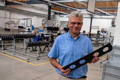 Christian Bartsch, Geschäftsführer von Cotesa, an einem der beiden Standorte in Mittweida. Dort läuft im Juli der Umzug, künftig will das Unternehmen nur noch auf einer Seite der Bahnhofstraße in Mittweida produzieren. Auch damit wird auf die veränderte Marktlage in der Luftfahrt reagiert. 