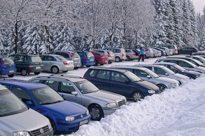 So sieht's an vielen Wintertagen in Tellerhäuser aus: Hochbetrieb auf dem kommunalen Parkplatz an der Staatsstraße. Zum Jahresbeginn 2023 werden hier erstmals seit 2012 die Parkgebühren erhöht. 