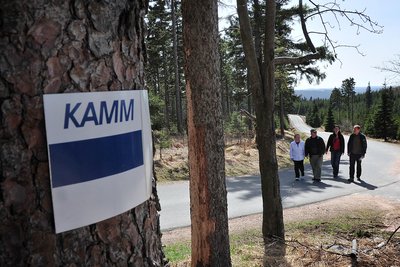 Grauer Balken auf weißem Grund, darüber blau das Wort „Kamm“: Wer dieser Markierung folgt, kommt auf knapp 290 Kilometern vom Osterzgebirge bis nach Thüringen.