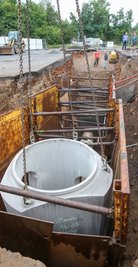 Die Kanalbauarbeiten am Neustadtplatz gehen bald zu Ende. Dieses Beton-Bauteil wurde am Mittwoch an seinen Platz gehievt. 