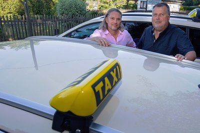 Ronny Mattheß (links) ist Chef von Taxi-Ulbricht in Theuma, Ralf Hager (rechts) führt die Firma Taxi-Kleinbus Ralf Hager in Plauen. Beide betonen, dass neue Tarife überfällig sind und die Branche in Turbulenzen steckt. 