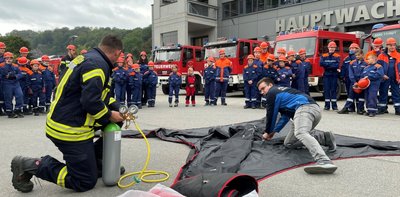 Die Neuanschaffung wurde jetzt ausprobiert: Brandinspektor Lars Wagner (l.) und Torsten Schmidt vom Feuerwehrverein demonstrierten den Aufbau.