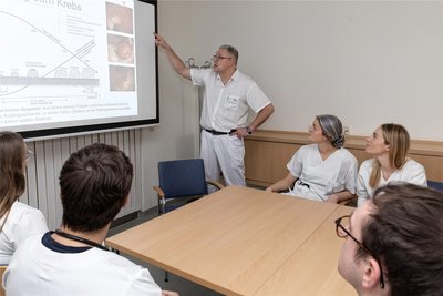 Zum Praktikum im Erzgebirgsklinikum gehört für die Medizinstudenten auch die Theorie – hier mit Oberarzt Dr. Jörn Herkenne von der Klinik für Allgemein- und Viszeralchirurgie.