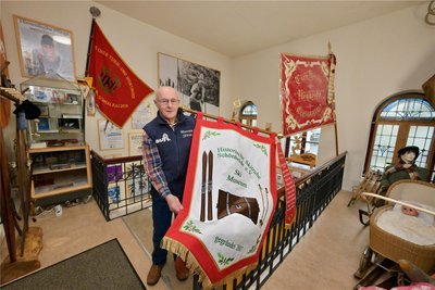 Gottfried Fuchs vom Verein Historische Skitruhe Schönheide. Der wird am Samstag seine neue Vereinsfahne weihen.