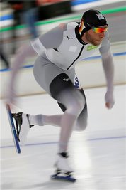 Mit kraftvollen Schritten nimmt Nico Ihle Fahrt auf. Ein guter Start ist im Sprint über 500 Meter schon fast die halbe Miete. 