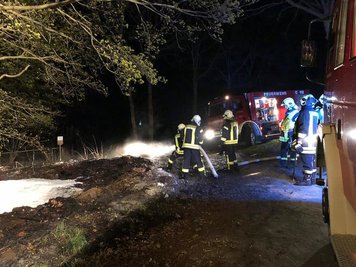 Am Samstagmorgen gegen 4 Uhr rückten Feuerwehrleute zu einem Schwelbrand in Netzschkau im Ortsteil Lambzig aus.