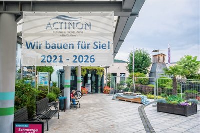 Hinweisschild auf die Bauarbeiten am Eingangsbereich.
