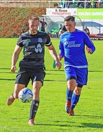 Laufduell zwischen dem Werdauer Kapitän Tom Dörner (links) und Waldenburgs Tim Poling. 
