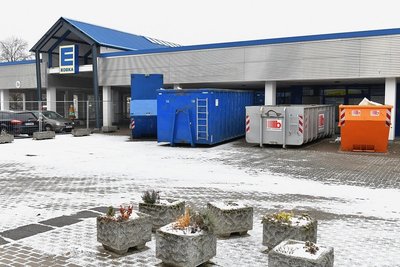 Baustelle Unicent in Freiberg: Lange war der Innenhof durch einen Bauzaun nur abgesperrt. Jetzt beginnen Räumarbeiten. 