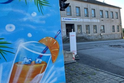 Gegenüber dem Parkplatz für Freibadbesucher befindet sich das Borstendorfer Kulturhaus.