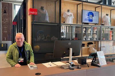 Jörg Illing berät Touristen im Besuchs- und Informationszentrum in der Hartmannfabrik.