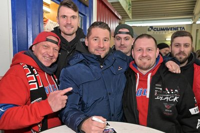 Die Schönheider Wölfe gaben zum Saisonabschluss eine Autogrammstunde. Umlagert wurde Verteidiger Roy Hähnlein (Mitte) unter anderem von Reinhard Richter (vorn links) und Silvio Zschögner (vorn rechts).
