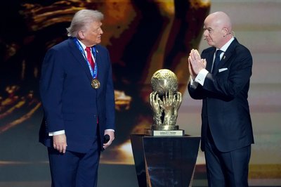 Die Nähe zu Donald Trump (l) wird FIFA-Präsident Gianni Infantino von Kritikern vorgeworfen. (Archivbild)