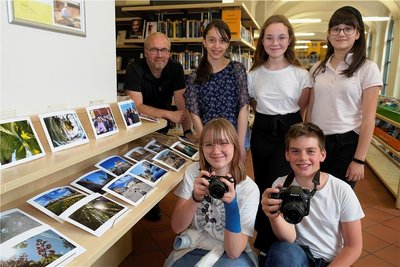 Mitglieder der Arbeitsgemeinschaft Foto neben ihren ausgestellten Arbeiten. Hinten von links: AG-Leiter Falk Herrmann, Elisabeth Laila Geppert-Flaquer, Marie Christine Hannelore Kraus, Maria Aniella Niepel, Carolin Spreitzer und Christopher Schenk. 