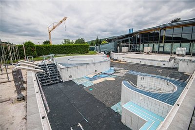 Das vorhandene Warmaußenbecken wird saniert. Fliesen und Badewassertechnik werden erneuert.