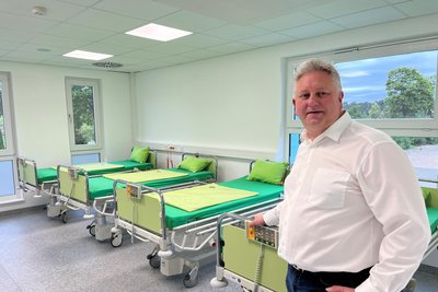 Dr. Ronny Frey in Marienberg in einem der ehemaligen OP-Räume mit Krankenhausbetten für ambulante Chemotherapien.