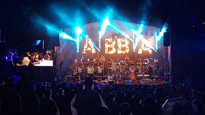 Etwa 800 Besucher warteten im Regen auf die ABBA-Show, die den Auftakt zum Mittelsächsischen Kultursommer markierte.