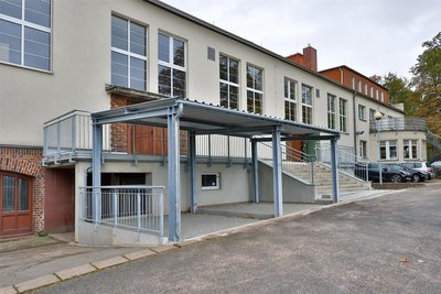 Anbau, Terrasse, Treppe und Überdachung an der Oberlungwitzer Sporthalle wurden erneuert.