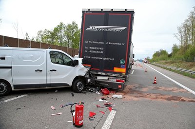 Ein Transporter kollidierte am Dienstag mit insgesamt zwei Lkw auf A 4 bei Hohenstein-Ernstthal.