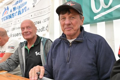 Der gebürtige Südafrikaner und Weltmeister von 1980, Jon Ekerold, sowie Harald Merkl (l.) als deutscher Meister von 1976 gehörten erstmals zu den Ehrengästen am Zschorlauer Dreieck.