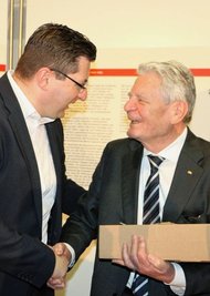 Vogtland-Landrat Thomas Hennig (CDU) übergab Gauck ein Geschenk.