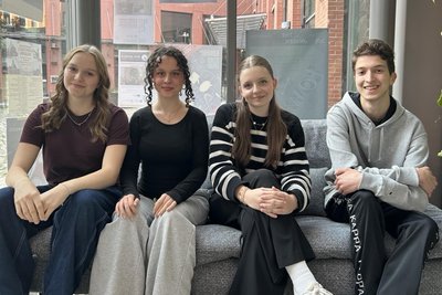 Seit April 2025 arbeiten Schüler und Schülerinnen an dem Projekt. Mit dabei sind (v. l.): Bea Brewig, Eva Plogmeier, Melissa Lorenz und Elias Kim Berndt.